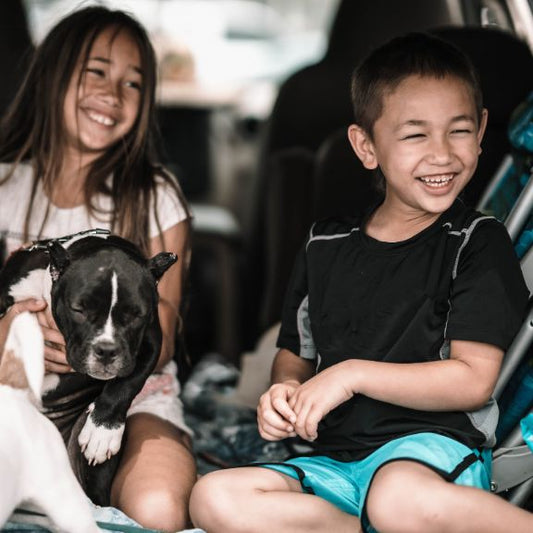 犬と笑顔の子供たち家族